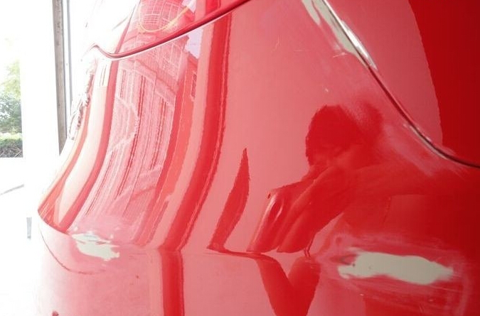 汽車漆麵大麵積劃痕（hén）修複